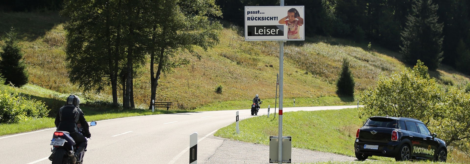 Motorrad sehr laut im Straßenverkehr